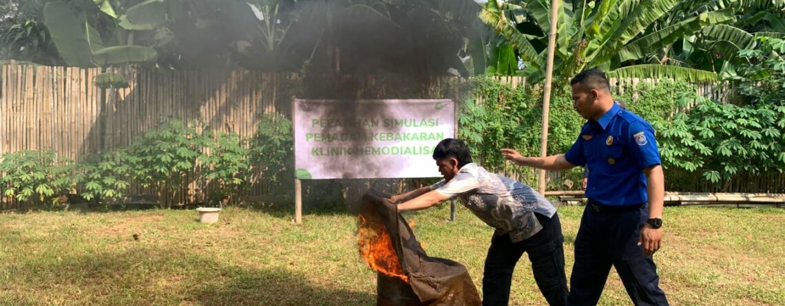 Pelatihan Pemadaman Kebakaran di Klinik Hemodialisa IZI