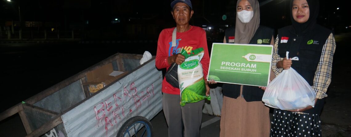 Bantuan Paket Sembako untuk Pejuang Jalanan