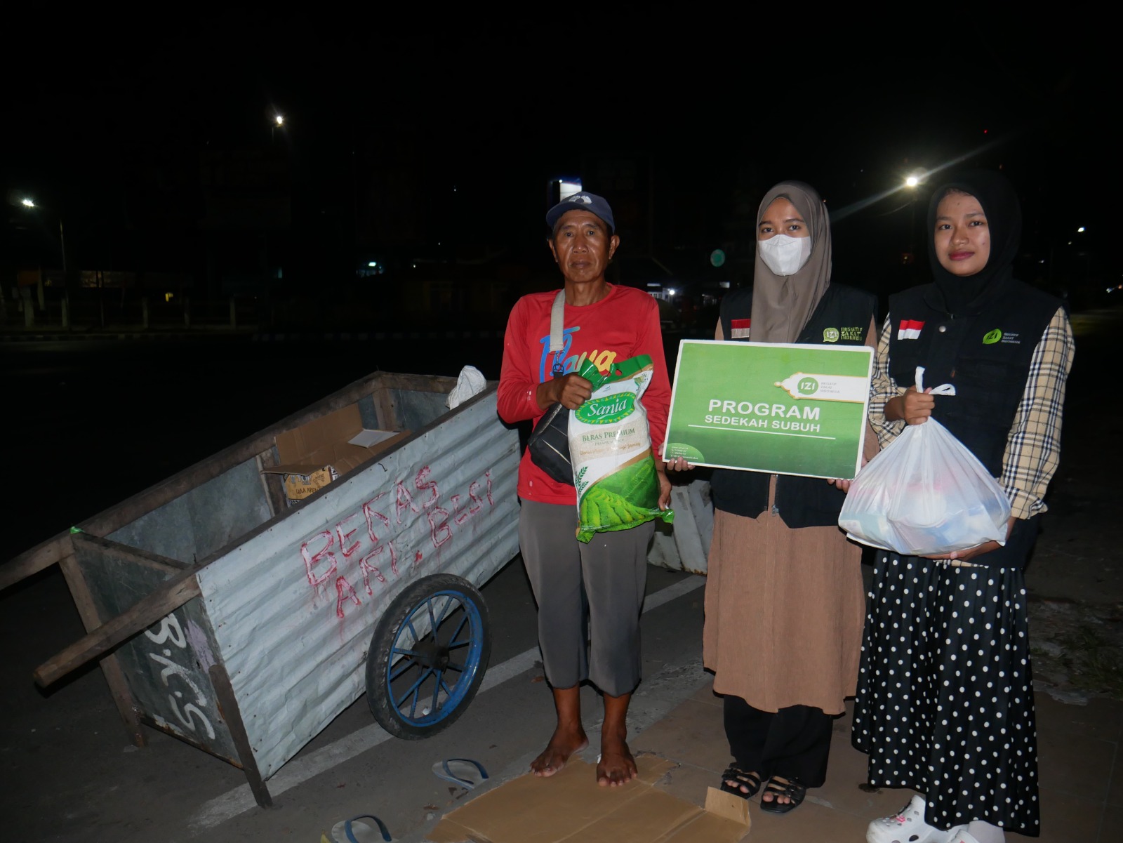 Bantuan Paket Sembako untuk Pejuang Jalanan