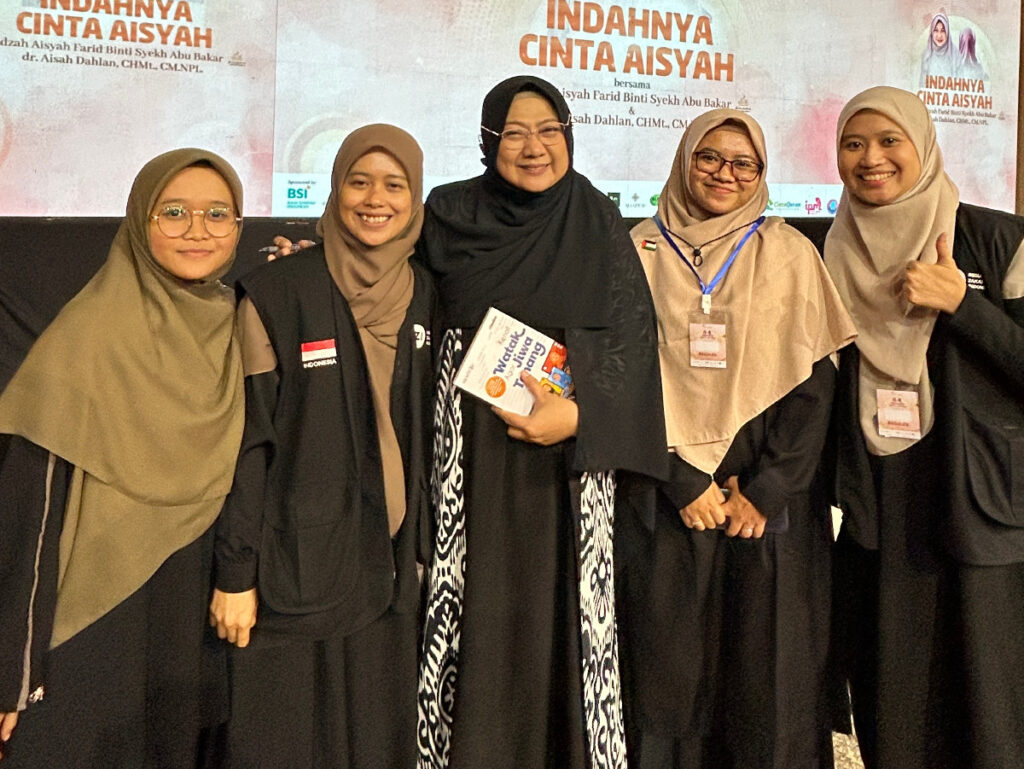 Tim IZI Bersama Dr. Aisyah Dahlan