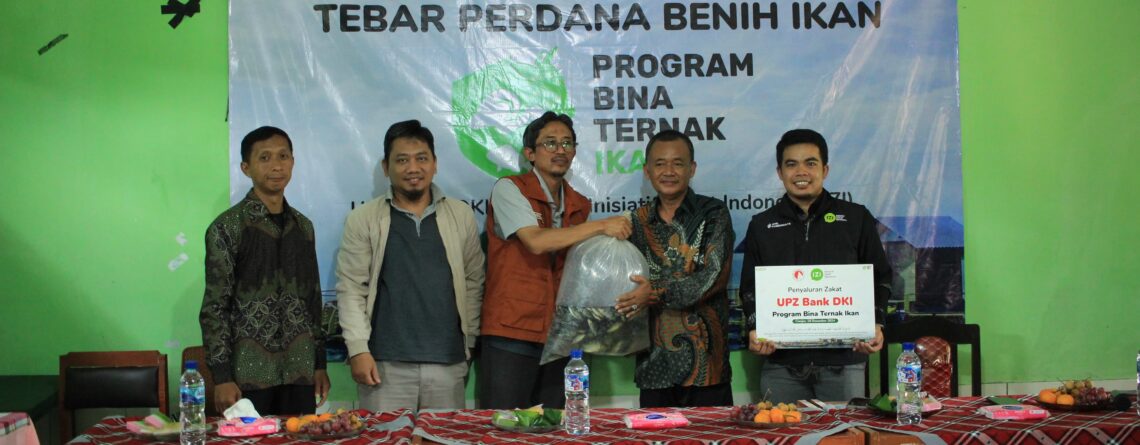 Serah Terima Benih Ikan Nila Pemberdayaan Santri Mualaf